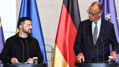 Zelenski y Merz atienden a la prensa después de la reunión virtual con los demás líderes europeos.