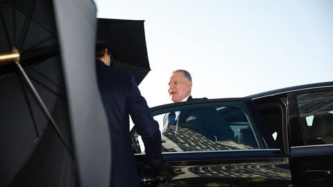 El decorador Pascua Ortega a su entrada a la casa familiar