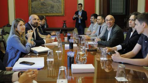 Representantes de ambos partidos, durante la reunin en el palacio municipal de Mara Pita