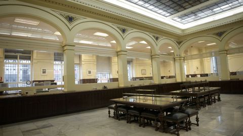 banco.Desde dentro. En el interior, destaca el gran patio como sala principal cubierto por un lucernario. Un dise�o acorde con la arquitectura del momento, monumental y p�trea