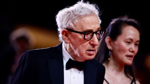 Woody Allen y su esposa, Soon-Yi Previn, en la alfombra roja de Venecia.