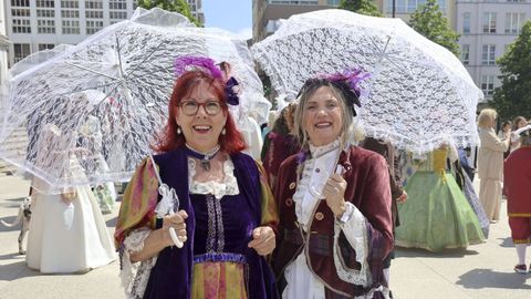 Mar�a Jos� Porto y Montse Real posan con los vestidos que ellas mismas elaboraron para la ocasi�n.