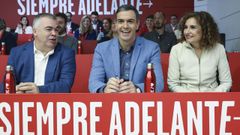 El lder del PSOE, Pedro Snchez, junto al secretario de organizacin, Santos Cerdn, y la vicesecretaria  general y ministra de Hacienda. Mara Jess Montero.