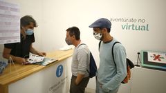Viajeros este s�bado en la oficina de turismo de Foz, ubicada en el Cenima, donde tambi�n tiene su sede la oficina virtual de turismo de toda A Mari�a lucense