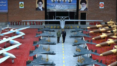 El ministro de Defensa iran, el general Aziz Nasirzadeh, y al comandante en jefe del Ejrcito, el general Abdul Rahim Mousavi, inspeccionando los drones.