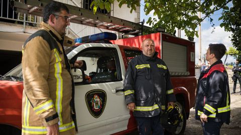 Tres de los cuatro operarios que tiene el Concello de Cuntis en plantilla para acudir a las emergencias.