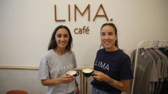 Jenny e Iria, con uno de sus cafs especialidad, en Lima