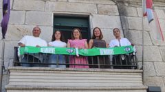 De izquierda a derecha, el presidente del Bembrive, Manuel Mart�nez; la jugadora Iria Tilve; la alcaldesa ped�nea, Patricia Otero; la vocal de la Entidad Local, Ant�a Gonz�lez y la jugadora Amelia Cobelas.