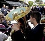 La Banda de M�sica de Cee actu� en la calle Coru�a tras la procesi�n.