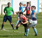 Javicho frena el avance de un jugador del Arousa. 