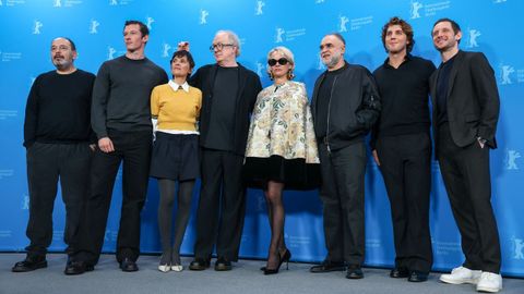El director Karim Ainouz y el guionista Efthimis Filippou, con los actores Callum Turner, Elena Anaya, Tracy Letts, Pamela Anderson, Lukas Gage y Jamie Bell.