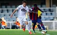Iago D�az lucha con un jugador del Barcelona B en el partido disputado anteayer en el Mini Estadi. 