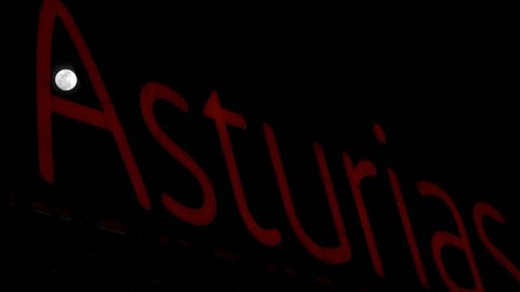 Una superluna se ve atrav�s de un letrero luminso con el nombre de Asturias, en Siero.Una superluna se ve atrav�s de un letrero luminso con el nombre de Asturias, en Siero