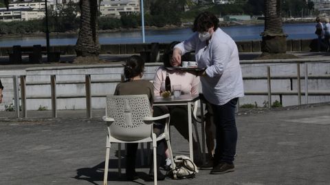 Una terraza en Santa Cristina, en Oleiros, cumpliendo con rigor la distancia de seguridad