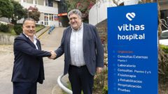 El gerente de Vithas Vigo, Ciro Cabezas, y el presidente de AFAGA, Juan Carlos Rodr�guez, firman un convenio