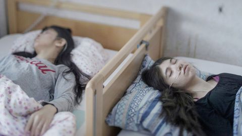 Fotograf�a cedida por la organizaci�n World Press Photo que muestra la imagen captada por el fot�grafo Magnus Wennman, ganador del primer premio de la categor�a �People - Singles�. La foto muestra a Djeneta (d) postrada en cama y sin responder durante dos a�os y medio, y a su hermana Ibadeta, en la misma situaci�n durante m�s de seis meses, gracias al uppgivenhetssyndrom (s�ndrome de resignaci�n), en Horndal, Suecia, el 2 de marzo del 2017. 