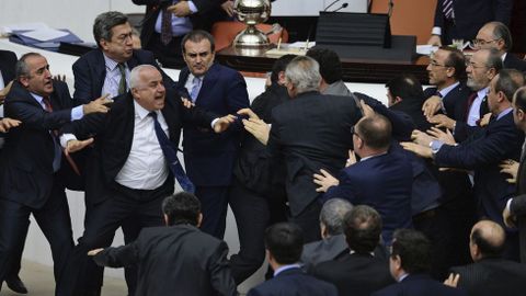 Diputados del partido gubernamental, el islamista Justicia y Desarrollo (AKP), llegan a las manos durante una discusi�n sobre una resoluci�n de seguridad interna en el Parlamento turco en Ankara (Turqu�a).