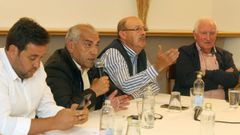 Manolo Abalo (segundo por la izquierda), durante la �ltima asamblea del club.