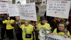 Afectados por las preferentes protestan en A Coru�a.