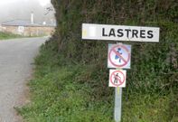 Una se�al que proh�be defecar est� a la entrada del n�cleo y nadie dice quien la puso. 