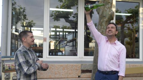 Los candidatos por IU a la alcald�a de Gij�n, Javier Su�rez Llana (i) y al gobierno del Principado, Ovidio Zapico, antes del inicio del cierre de campa�a que su formaci�n ha celebrado hoy viernes en Gij�n