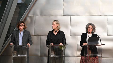 La diputada general de Vizcaya, Elixabete Etxanobe; la directora general del Museo Guggenheim Bilbao, Miren Arzalluz y la vicelehendakari primera y consejera de Cultura y Pol�tica Ling��stica, Ibone Bengoetxea, compareciendo ante los medios este martes tras la celebraci�n de la reuni�n del patronato del museo.