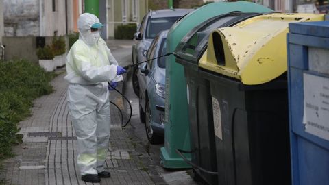 Desinfecci�n de contenedores de la basura en Lugo en abril del 2020