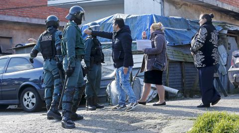 Operativo antidroga de la Guardia Civil en el poblado de O Vao