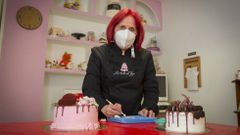 La venezolana Aurora Seijas est� detr�s de Las Tartas de Yoya, pionera en la decoraci�n art�stica con fondant en Galicia. En su obrador de O Milladoiro tambi�n imparten cursos de reposter�a creativa desde hace una d�cada. Por ellos pasaron muchas alumnas que hoy tienen su propio obrador de pasteler�a.
