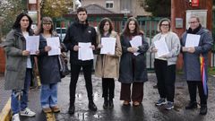 cole.Miembros de la Asociación de Familias do Alumnado (AFA) do CEIP Gonzalo Torrente Ballester, en Cambre, donde han recogido más de dos mil firmas por Paulo y María, cuyos padres están en el centro de la imagen
