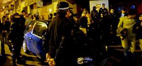 Unos agentes patrullan por una zona de ocio de Areal para controlar el botell�n y el horario de cierre de los pubs, en foto de archivo.
