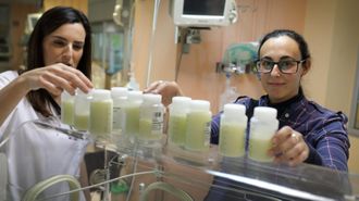  Alba Snchez Ansede, enfermera peditrica y responsable del programa de   lactancia materna, con una donante en el banco de leche del Hospital Teresa Herrera de A Corua, el materno del Chuac 