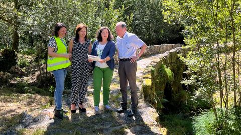 La directora xeral de Patrimonio Natural, Beln do Campo, acompaada por el alcalde de Beariz, Manuel Prado, visit los mrgenes del ro Vergudo 