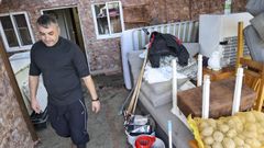 �scar Anca, en la entrada de la vivienda familiar