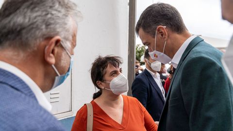 El presidente Pedro S�nchez hablando hoy en La Palma con una afectada por la erupci�n del volc�n.