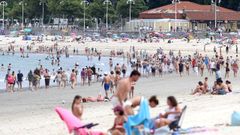 Ba�istas en la playa de Samil este verano