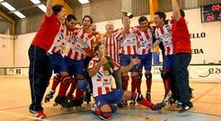 La plantilla del Pat�n Cerceda y el cuadro t�cnico festejaron el ascenso con su publico del pabell�n Gonz�lez Laxe.