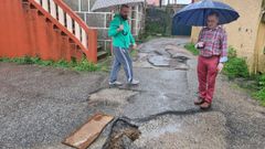 La calle tiene agujeros causados por los temporales y la rotura de las tuber�as de Aqualia