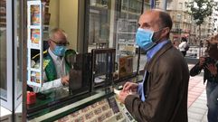 Gonzalo P�rez J�come apoy� p�blicamente este martes a la ONCE comprando un cup�n ante los medios de comunicaci�n