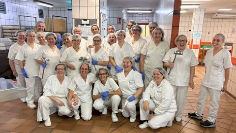 El equipo de cocina del Hospital Monecelo, en Pontevedra, con su jefa, Loida R&iacute;o Salvador