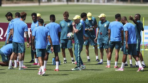 Ancelotti, dirigiendo un entrenamiento de Brasil