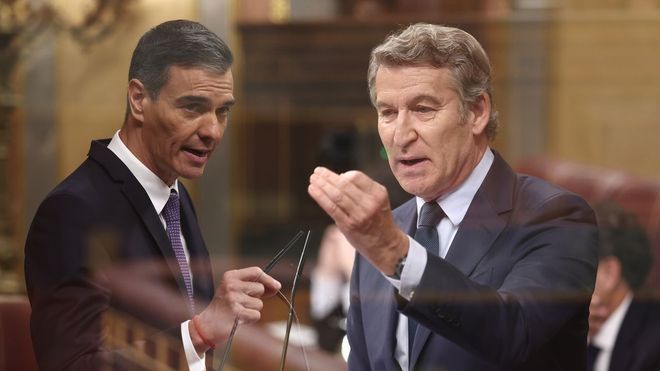 El presidente del Gobierno, Pedro Snchez, y el lder del PP, Alberto Nez Feijoo, durante una sesin de control al Gobierno, en el Congreso de los Diputados.