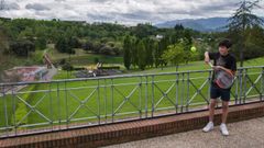 Un ni�o juega al tenis en el parque de Invierno de Oviedo