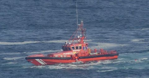 Momento del rescate de los dos tripulantes de una lancha que se hundi este martes en Seixo Branco, en la costa de Oleiros.