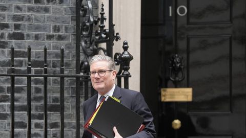 Keir Starmer, saliendo del número 10 de Downing Street.