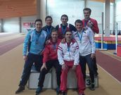 Dom�nguez, sentado y de rojo, junto a otros competidores.