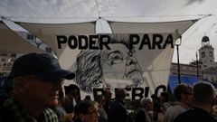 Una pancarta con la imagen de Maricarmen en la acampada de la Puerta del Sol de Madrid.