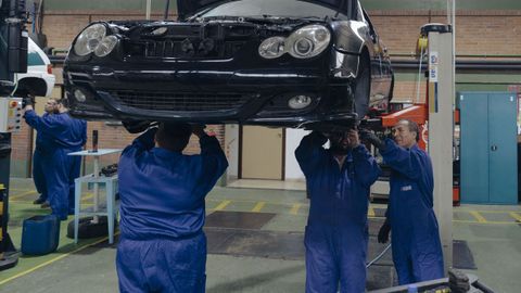 Varios operarios trabajando en un taller mec�nico de Ourense.
