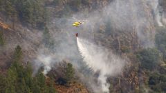 Un helicptero de extincin trabajando en el incendio de Quiroga.