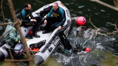 Agentes de la Guardia Civil junto a la lancha utilizada en el embalse de Arb�n en el que apareci� el cuerpo de la gijonesa de 43 a�os Paz Fern�ndez Borrego